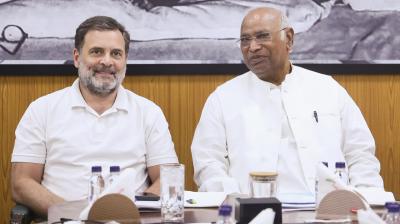 पेट्रोल-डीजल की कीमतों में बढ़ोतरी पर कांग्रेस का तीखा हमला, राहुल-खड़गे ने मोदी सरकार को घेरा