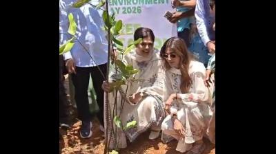 ग्लोबल वॉर्मिंग के खिलाफ एकजुट हुईं हस्तियां, मुंबई में फिल्मी सितारों और राजनेताओं ने किया पौधरोपण