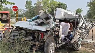 यूपी के बाराबंकी में भीषण सड़क हादसा: 4 श्रद्धालुओं की मौत, 3 घायल