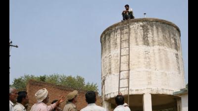बदायूं : ताऊ के साथ चल रहा था संपत्ति का विवाद, नहीं मिला समाधान, तो टंकी पर चढ़ा युवक