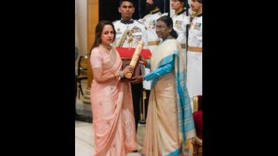पति का पद्म विभूषण लेकर भावुक हुईं हेमा मालिनी, बोलीं-ऐसा लगा जैसे धर्मेंद्र मेरे साथ थे