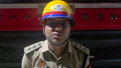 गाजियाबाद : ईवी कार में आग लगने से बिल्डिंग में भरा धुआं, लोगों ने दूसरी बिल्डिंग से कूदकर बचाई जान