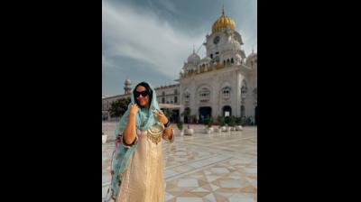नेहा धूपिया ने स्वर्ण मंदिर में टेका माथा, अमृतसरी छोले-भटूरे का लिया स्वाद