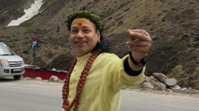 रुद्राक्ष की माला और माथे पर चंदन लगाए बद्रीनाथ धाम पहुंचे कैलाश खेर, यात्रा की तस्वीरें साझा कीं