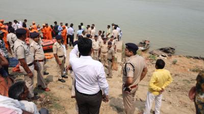 पटना में गंगा में नाव पलटी, दो की मौत, 5 लापता लोगों की तलाश जारी