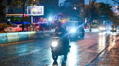 दिल्ली-एनसीआर में गरज-चमक के साथ हुई बारिश, भीषण गर्मी से मिली राहत