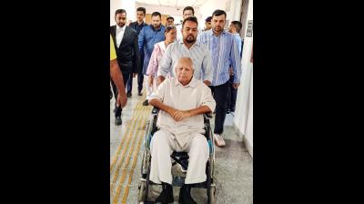 स्वास्थ्य जांच के लिए सिंगापुर पहुंचे लालू यादव, बेटी रोहिणी आचार्य से मुलाकात का वीडियो वायरल