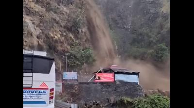 उत्तराखंडः चकराता में झरने के उफान से थमा यमुनोत्री हाईवे, चारधाम यात्रा हुई प्रभावित