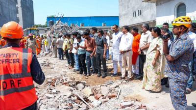 दिल्ली सरकार ने शालीमार बाग में सड़क चौड़ीकरण के लिए 143 अवैध ढांचों को गिराना शुरू किया