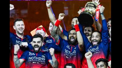 ढोल की थाप पर नाचे कोहली और क्रुणाल, चैंपियन बनने के बाद आरसीबी के ड्रेसिंग रूम में मना जमकर जश्न