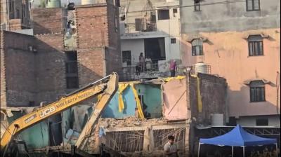 दिल्ली के शालीमार बाग में अवैध निर्माणों पर बुलडोजर एक्शन, दूसरे दिन भी जारी रहा अभियान