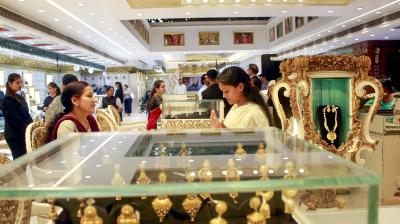 सोना में तेजी बरकरार; चांदी 1,100 रुपए से अधिक सस्ती हुई