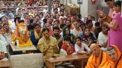 ज्येष्ठ अधिकमास पर महाकाल की भस्म आरती में पहुंचे बॉलीवुड सितारे, लिया आशीर्वाद