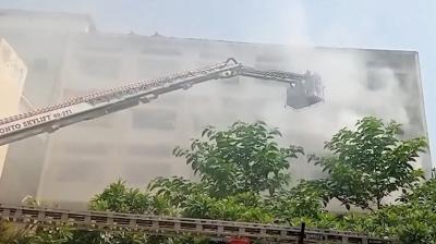 दिल्ली: आईटीओ के पास एक इमारत में लगी आग, दमकल की 8 गाड़ियां मौके पर