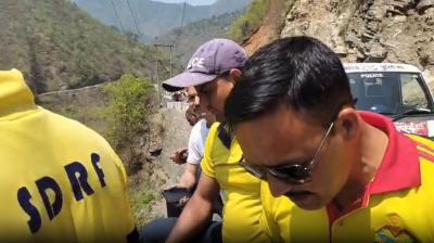 देवप्रयाग में बड़ा हादसा, 200 मीटर गहरी खाई में गिरा वाहन, तीन लोगों की मौत
