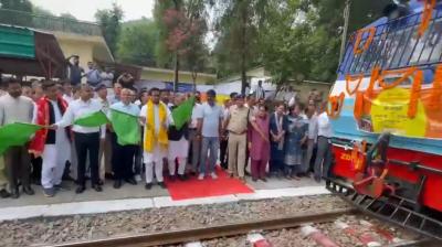 चार साल बाद पटरी पर लौटी जोगिंदर नगर-पठानकोट रेल सेवा, अनुराग ठाकुर ने किया स्वागत