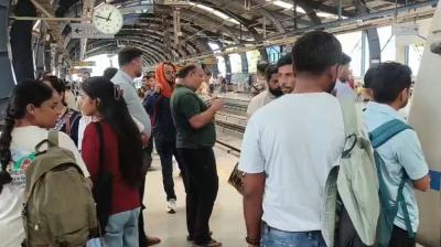 नोएडा सेक्टर-16 मेट्रो स्टेशन पर बड़ा हादसा टला, मेट्रो के सामने कूदा व्यक्ति