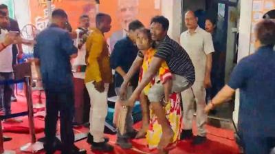 कोलकाता: पत्नी की पीठ पर बैठकर सीएम से मिलने पहुंचा दिव्यांग, सात दिन में मदद का मिला भरोसा