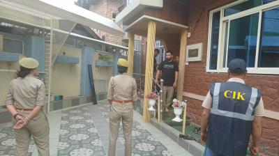 कश्मीर में कई ठिकानों पर पुलिस की छापेमारी, आतंकियों से संपर्क और कट्टरपंथी गतिविधियों की जांच तेज