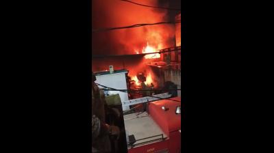 ग्रेटर नोएडा में केले के गोदाम में भीषण आग, घंटों की मशक्कत के बाद पाया गया काबू