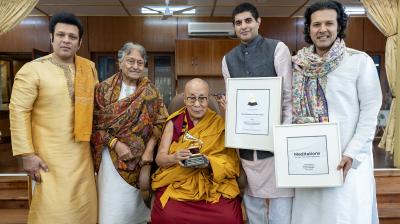 उस्ताद अमजद अली ने धर्मशाला में दलाई लामा को सौंपा ग्रैमी सम्मान, बताया- 'गर्व और सौभाग्य की बात'