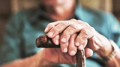 योग से बुढ़ापे में रहेंगे स्वस्थ, आयुष मंत्रालय ने बताए बढ़ती उम्र में योगाभ्यास के फायदे