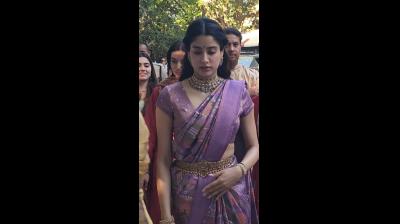 'पेड्डी' की रिलीज पर तिरुपति बालाजी के दर पहुंचीं जान्हवी कपूर, किए दर्शन