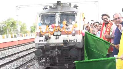 हिमाचल के ऊना से कोलकाता तक सीधी ट्रेन शुरू, सांसद अनुराग ठाकुर ने दिखाई हरी झंडी