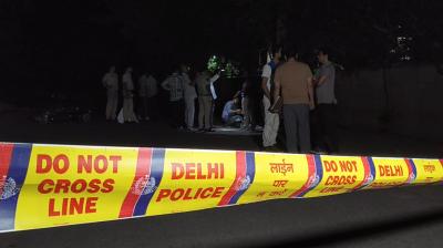 दिल्ली के पुष्प विहार में पुलिस ने मुठभेड़ के बाद तीन अपराधियों को किया गिरफ्तार
