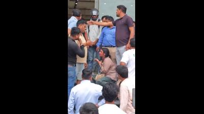 पत्नी को पुरुष मित्र के साथ देख भड़का पति, बाजार में हुआ हाईवोल्टेज ड्रामा, दोनों पक्षों पर कार्रवाई