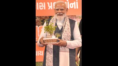 'सूरत के लोगों के बीच रहना बहुत अच्छा लगा', पीएम मोदी ने शेयर की तस्वीरें, दोहराया 'आत्मनिर्भर भारत' का संकल्प