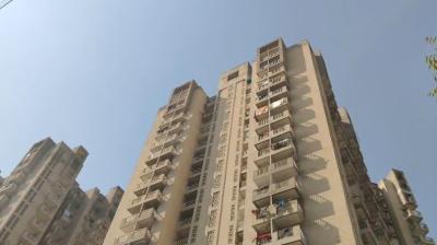 ग्रेटर नोएडा: मां पर चाकू से हमला करने के बाद युवक ने 5वीं मंजिल से लगाई छलांग, मौत