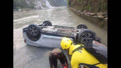 रुद्रप्रयाग में बड़ा हादसा टला, केदारनाथ जा रही कार नदी किनारे गिरी, पांच यात्री सुरक्षित बचाए गए