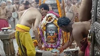 बाबा महाकाल का राजा स्वरूप में शृंगार, भस्म आरती के बाद दर्शन कर भावविभोर हुए भक्त