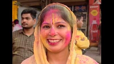 बरसाना की विश्व प्रसिद्ध होली में राधा रानी के रंग में रंगे श्रद्धालु, आध्यात्मिक अनुभव किया शेयर