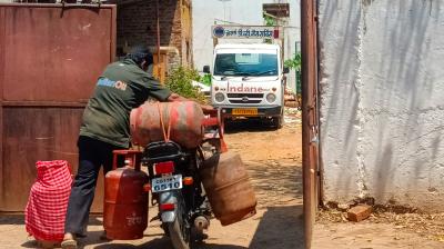 केंद्र ने एलपीजी के दुरुपयोग के चलते उज्ज्वला स्कीम में घटाई सिलेंडर्स की संख्या: हरदीप पुरी