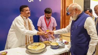 'ये वाला खिलाओ...', बंगाल के सीएम सुवेंदु अधिकारी ने प्रधानमंत्री मोदी को खिलाई झालमुड़ी