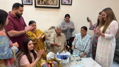 जन्मदिन पर लालू यादव ने परिवार संग काटा केक, तेज प्रताप ने लिखा भावुक पोस्ट