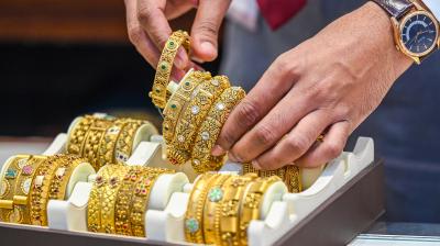 सोना धड़ाम, चांदी भी 2.33 लाख के नीचे फिसली