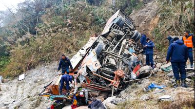 नेपाल में सड़क किनारे खाई में गिरी यात्रियों से भरी बस, आठ की मौत और 16 घायल