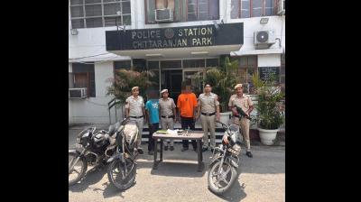 दिल्ली: पुलिस की बड़ी कामयाबी, दो शातिर चोर गिरफ्तार, चोरी की बाइक और सामान बरामद