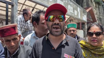 हिमाचल प्रदेश में दृष्टिहीन संघ ने किया चक्काजाम, प्रदर्शनकारियों ने की बैकलॉग पदों को भरने की मांग