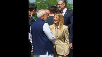 जी-7 समिट : फैमिली फोटो से पहले पीएम मोदी ने नेताओं से साझा किए विचार, राष्ट्रपति मैक्रों को कहा धन्‍यवाद