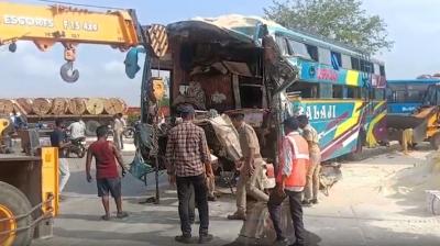 वडोदरा-हालोल हाईवे पर ट्रक से टकराई लग्जरी बस ; 6 लोगों की मौत, 26 घायल