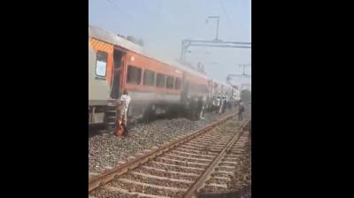 रतलाम में रणथंभौर एक्सप्रेस में धुआं और चिंगारियां देख मची अफरा-तफरी, 20 मिनट तक रुकी रही ट्रेन