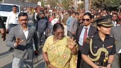 जमशेदपुरः राष्ट्रपति द्रौपदी मुर्मु ने बीच सड़क पर रुकवाया काफिला, बच्चों को दी चॉकलेट