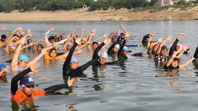 अंतरराष्ट्रीय योग दिवस से पहले प्रयागराज में 'जल योग', यमुना नदी में तैराकों ने किया अनोखा अभ्यास