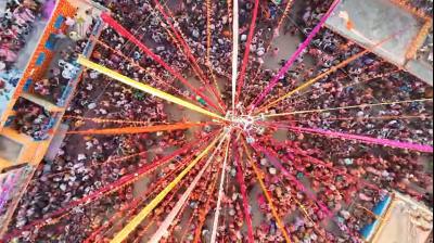 बरसाना में लट्ठमार होली का अद्भुत नजारा, हुरियारों-हुरियारिनों ने लिया राधा-कृष्ण स्वरूप