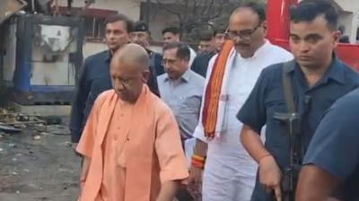 लखनऊ कोचिंग सेंटर अग्निकांड: घटनास्थल पहुंचे सीएम योगी, घायलों से मिले