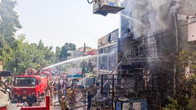 लखनऊ अग्निकांड में चार अधिकारी निलंबित, तीन आरोपी गिरफ्तार; बिल्डिंग मालिक फरार